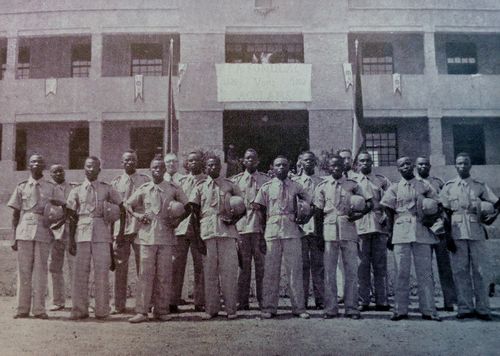 File:500px-Groupe des infirmiers de la fomulac 1938.jpg