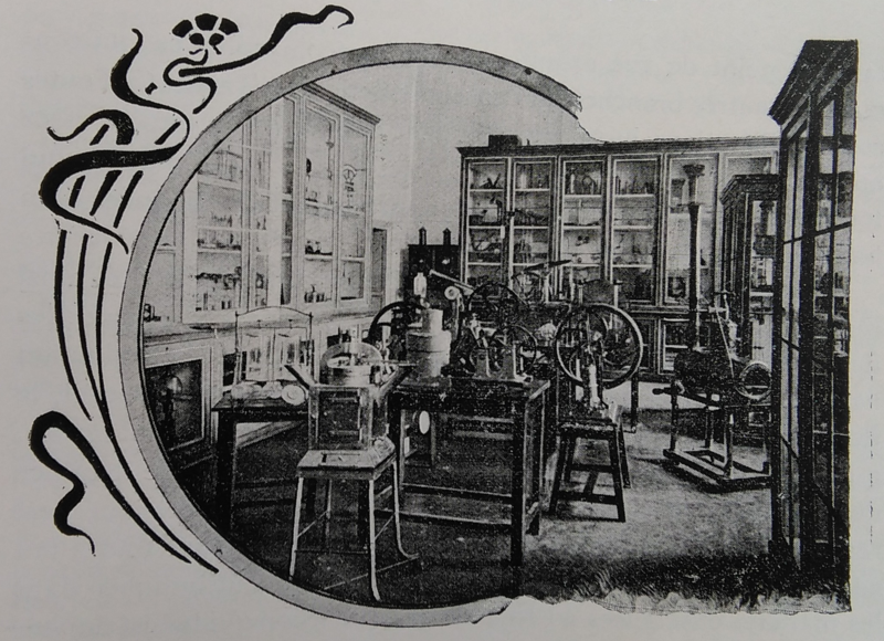 File:1400px-Cabinet de physique.png