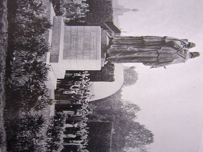 File:1050px-Onthulling minckelers.jpg