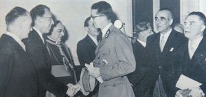 Le roi Baudouin serre la main des universitaires, cliquez sur l'image pour en savoir plus.