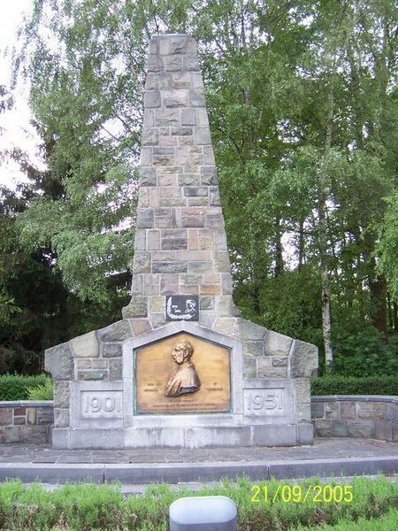 File:585px-Dumontstandbeeld As.jpg