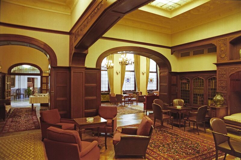 File:1200px-Fondation Universitaire.jpg