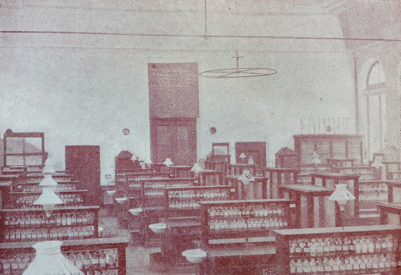 File:Institut pharmaliegegrandlabo.jpg