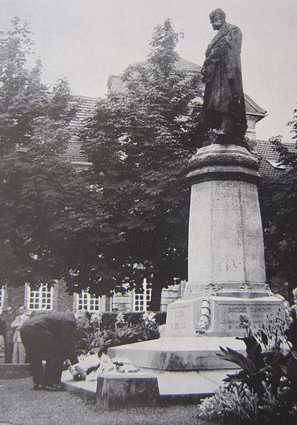 File:Herdenking dumont.jpg